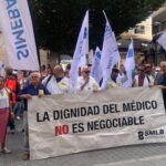 Concentración de médicos en huelga con pancarta sobre dignidad médica