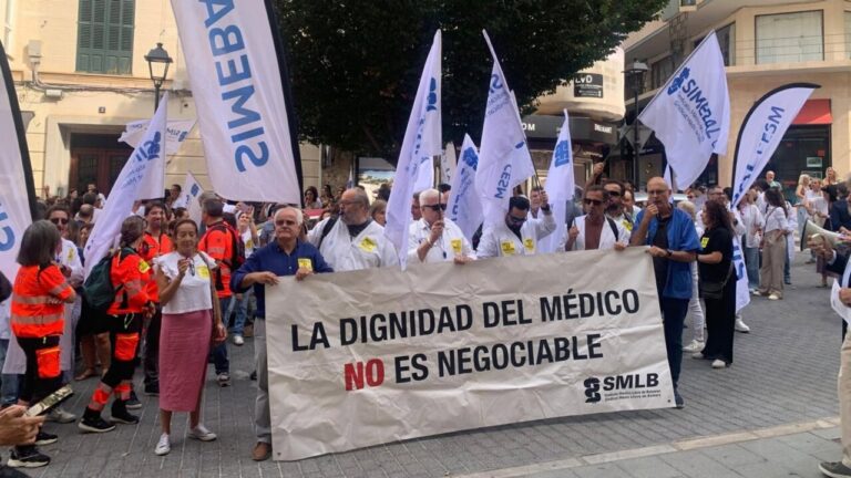 Concentración de médicos en huelga con pancarta sobre dignidad médica