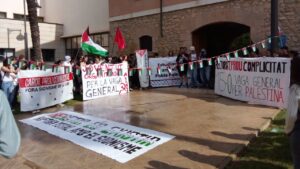 Estudiantes protestan con pancartas en apoyo a Palestina en la UIB