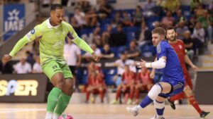 Jugadores de futsal compitiendo en un partido emocionante
