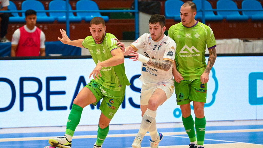 Jugadores de Illes Balears Palma Futsal en acción durante un partido