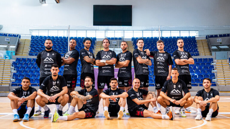 Equipo Illes Balears Palma Futsal posando en el pabellón Son Moix