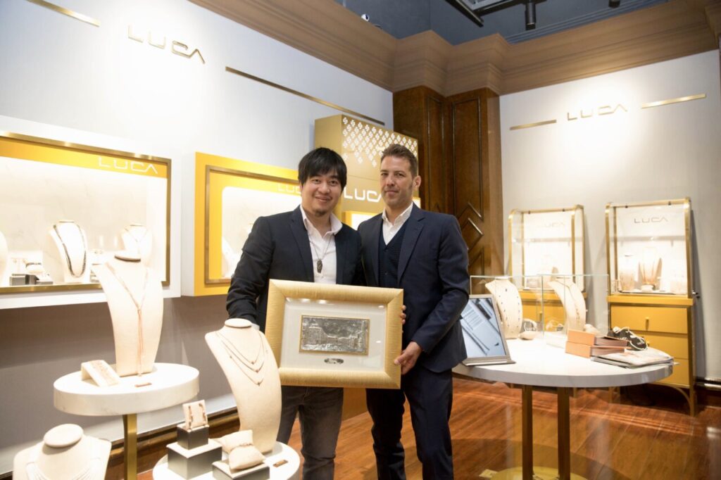 Luca Lorenzini presenta sus joyas en una inauguración en China.