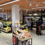 Interior del nuevo supermercado Eroski en Palma con productos frescos.