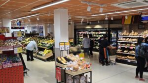 Interior del nuevo supermercado Eroski en Palma con productos frescos.