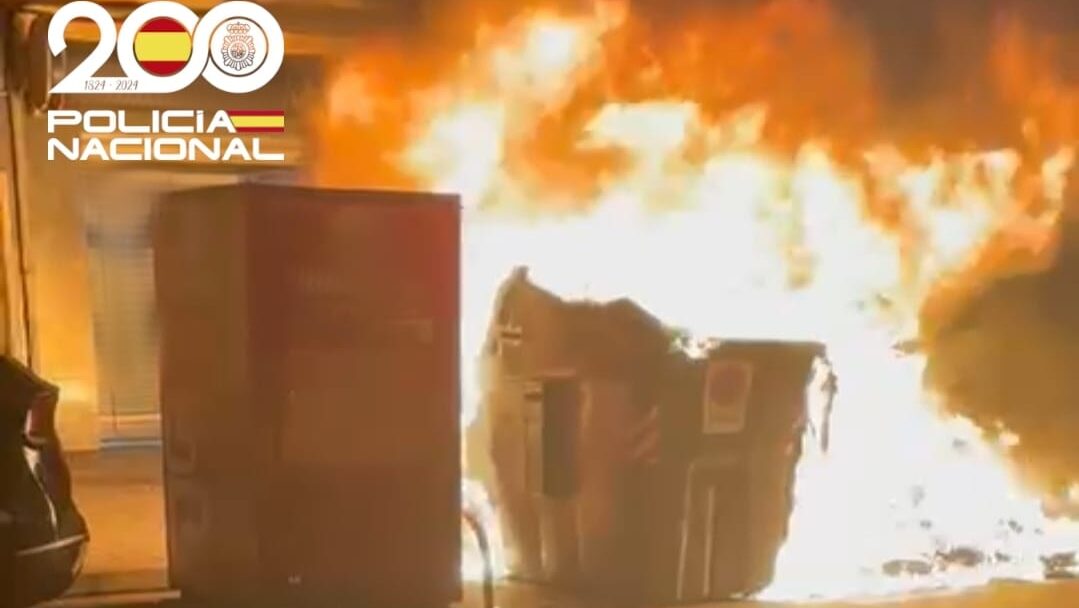 Una colilla mal apagada provoca el incendio de contenedores en la plaza Madrid de Palma