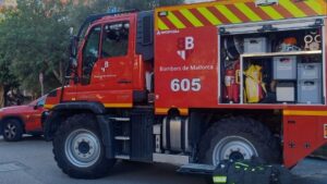 Un incendio en un edificio de Cala Bona obliga a desalojar a todos los vecinos