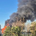 Incendio en una finca rústica de Santa Margalida con humo y llamas visibles.