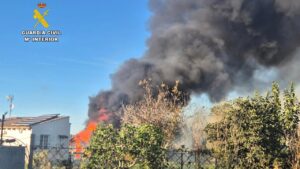 Incendio en una finca rústica de Santa Margalida con humo y llamas visibles.