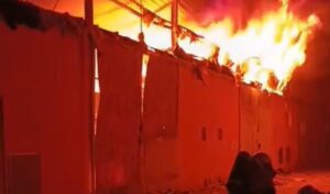 Incendio en una nave del polígono de Son Castelló con llamas intensas.