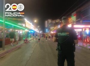 Policía Nacional en Playa de Palma durante un incidente nocturno