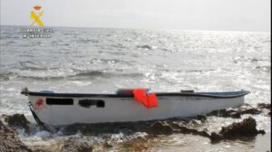 Patera varada en la costa de Formentera con chaleco salvavidas