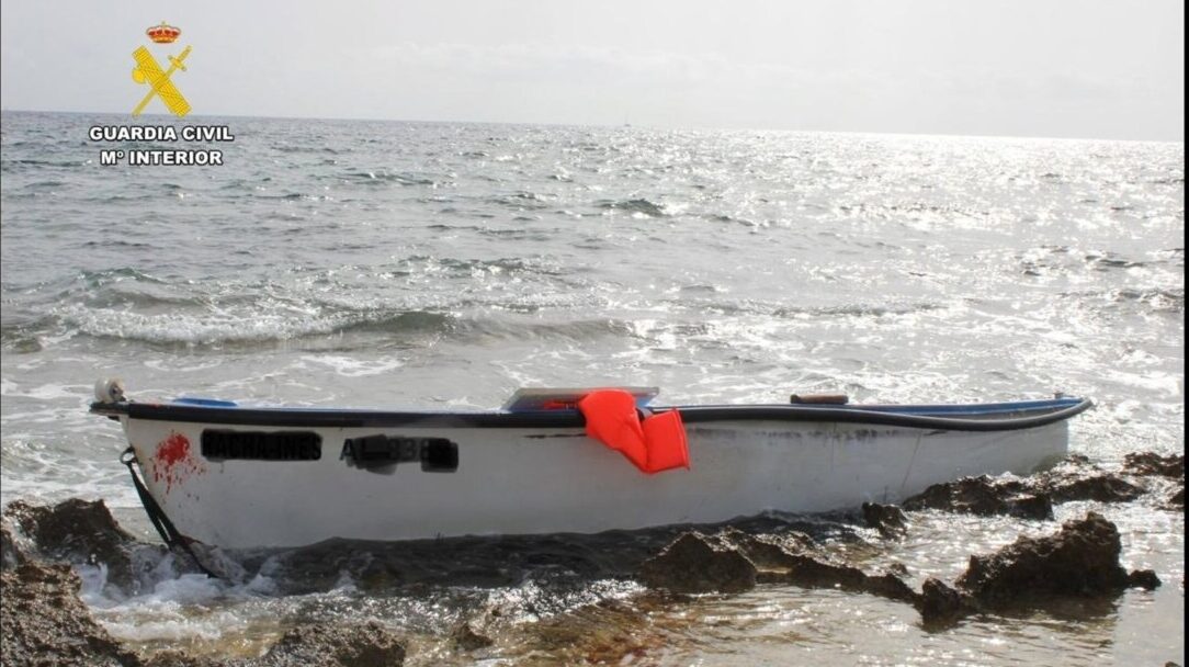 Patera varada en la costa de Formentera con chaleco salvavidas