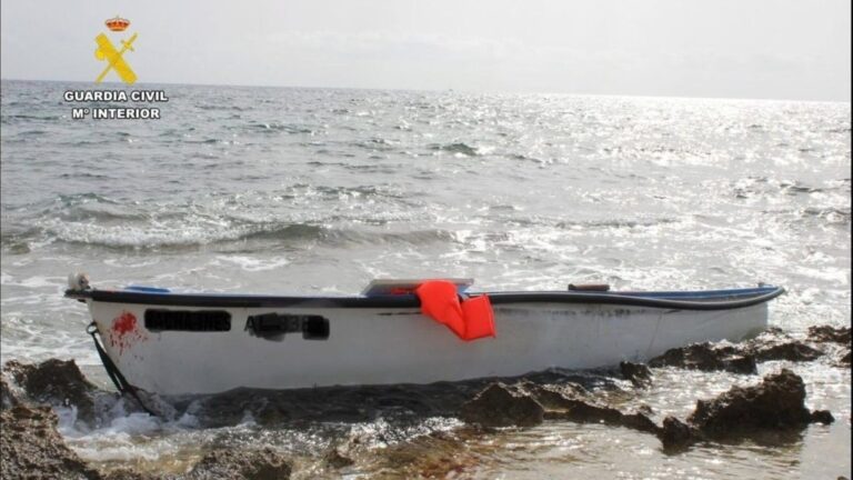 Interceptan a 27 personas a bordo de una patera en Cala Petita