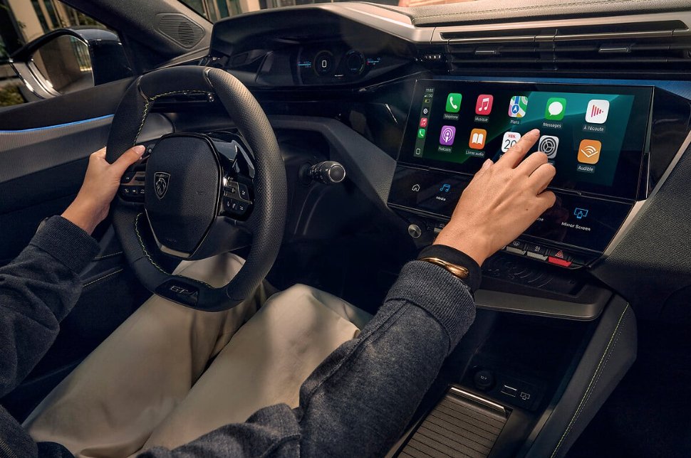 Interior del Peugeot 308 con pantalla táctil y volante