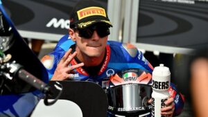 Izan Guevara celebrando su primer podio en Moto2 en Indonesia