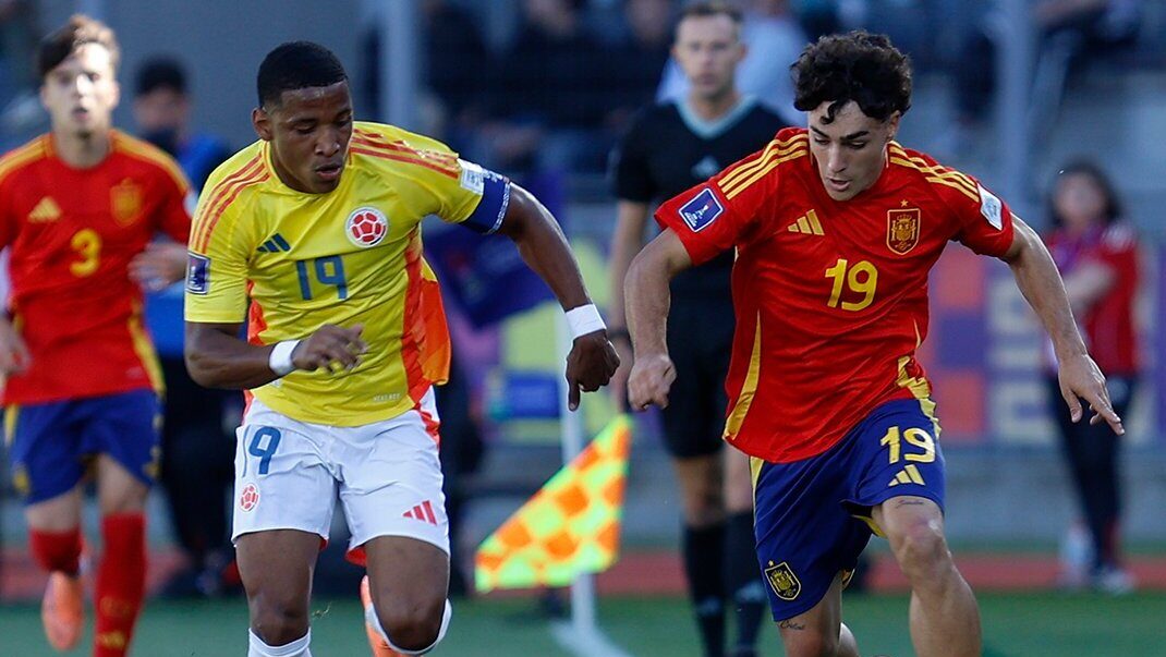 Jan Virgili corriendo con el bal&oacute;n en el partido contra Colombia