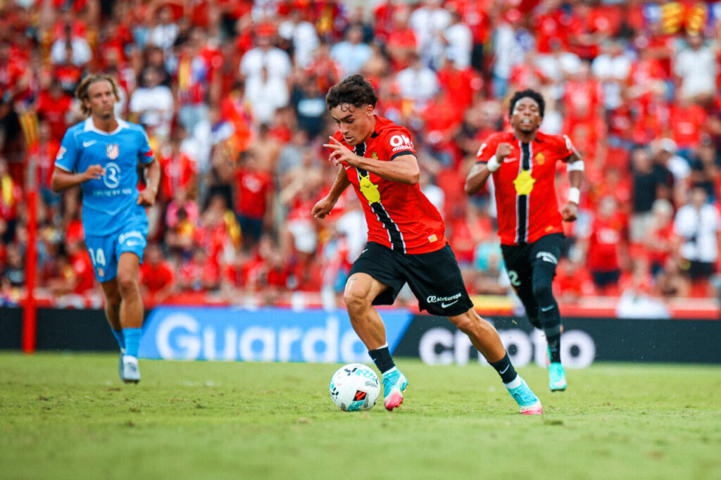 Jan Virgili corriendo con el balón en un partido del Mallorca