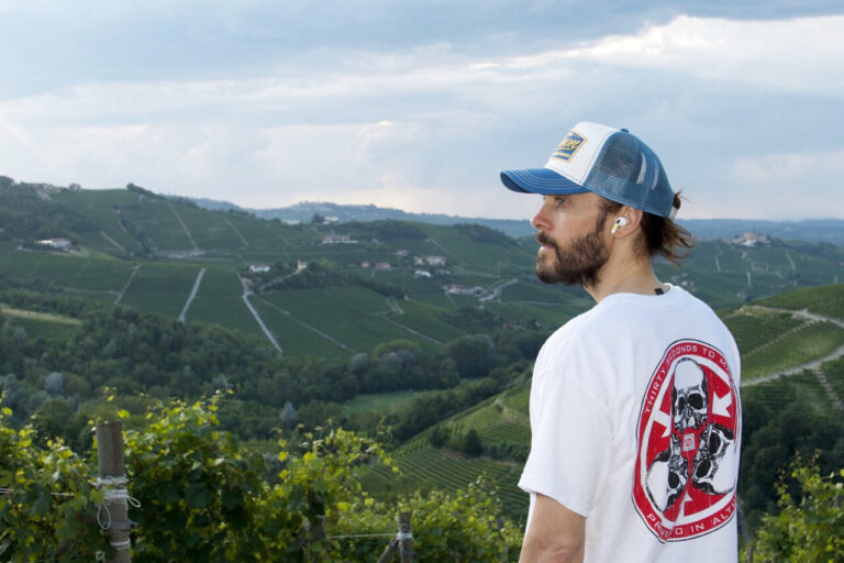 Jared Leto disfrutando de un paisaje en Mallorca