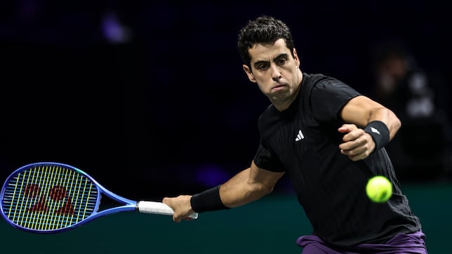 Jaume Munar jugando tenis en el Masters 1.000 de París