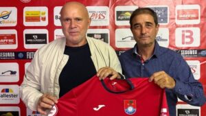 Jaume Mut y otro hombre sosteniendo una camiseta del Porreres