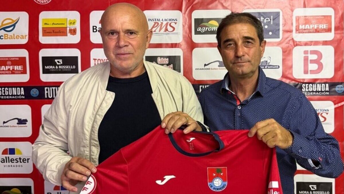 Jaume Mut y otro hombre sosteniendo una camiseta del Porreres