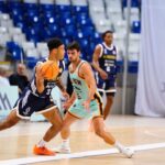 Jugador de baloncesto en acción durante un partido del Palmer Basket