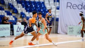 Jugador de baloncesto en acción durante un partido del Palmer Basket