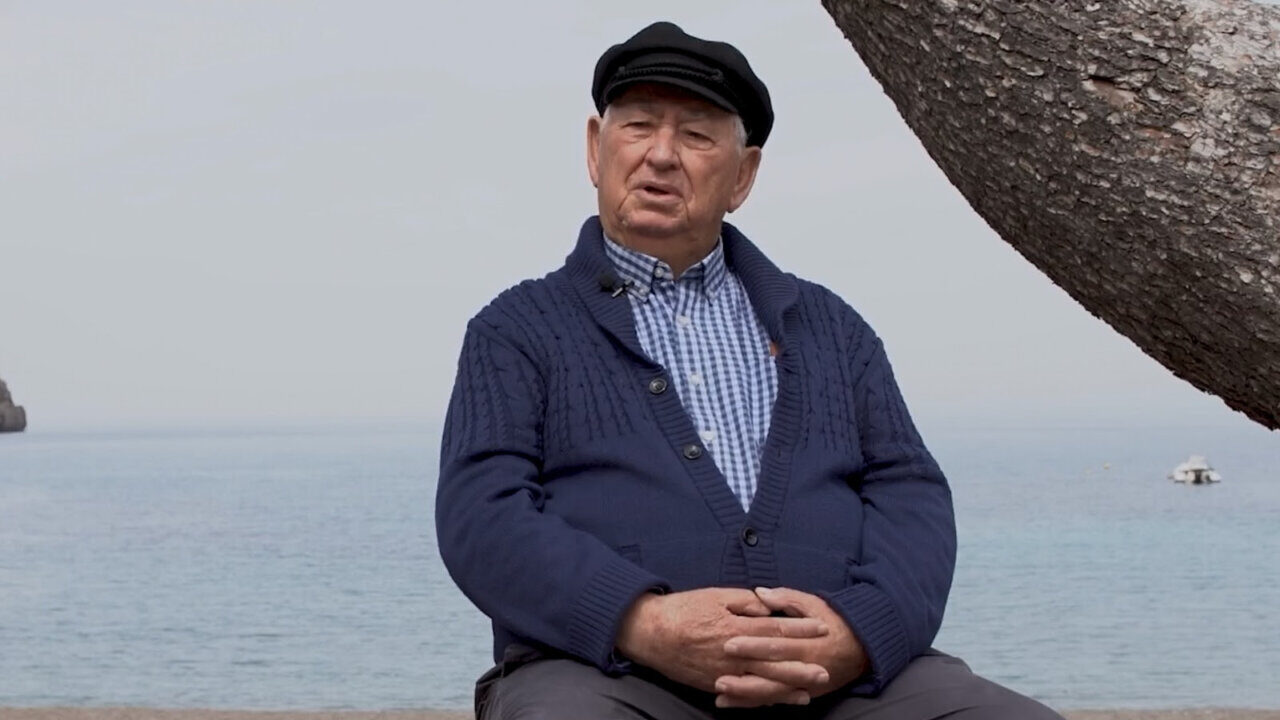 Joan Mayol Capapuig sentado junto al mar en Mallorca