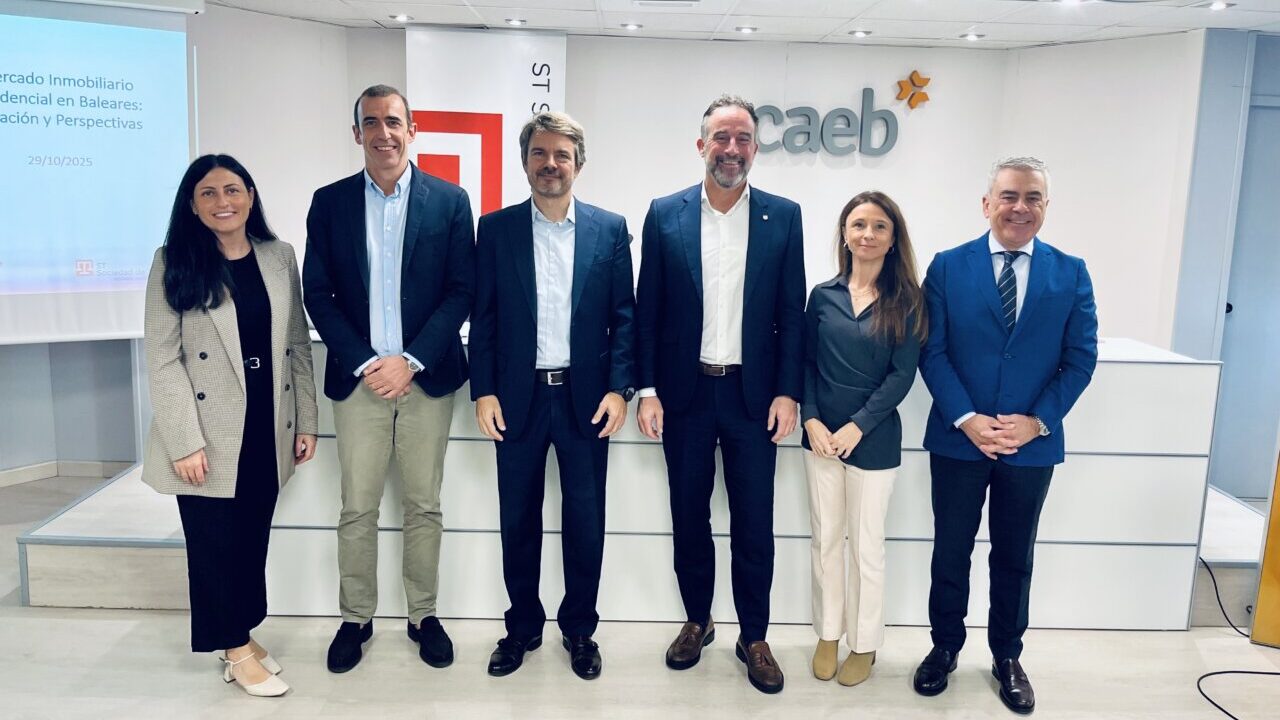 Participantes en la jornada sobre el mercado inmobiliario en Baleares