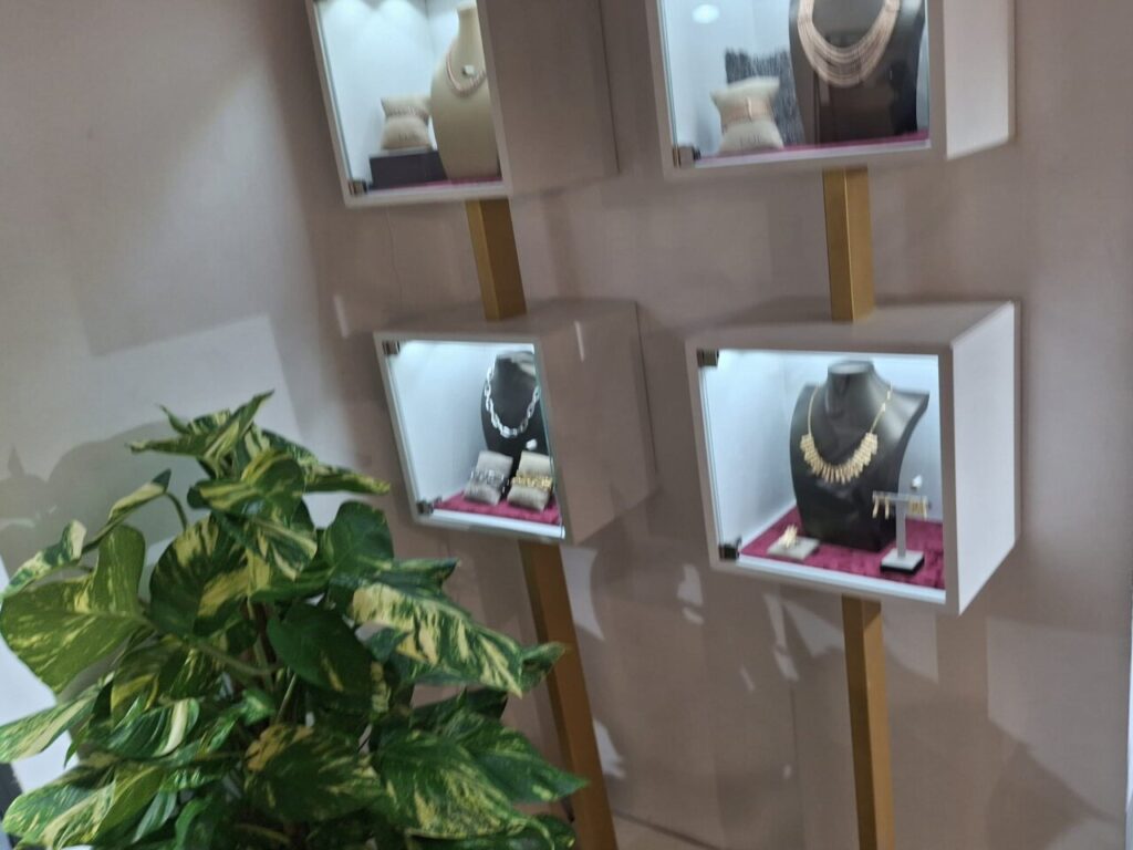 Expositor con joyas de Luca Lorenzini en una tienda.