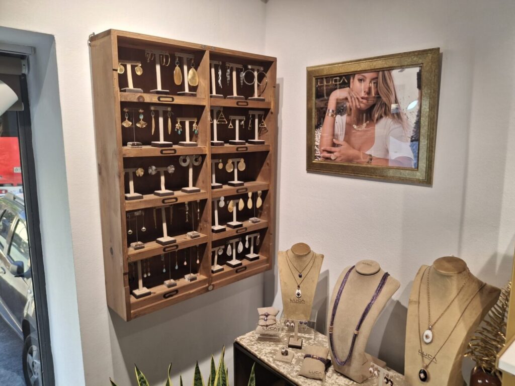 Expositores de joyas de Luca Lorenzini en una tienda