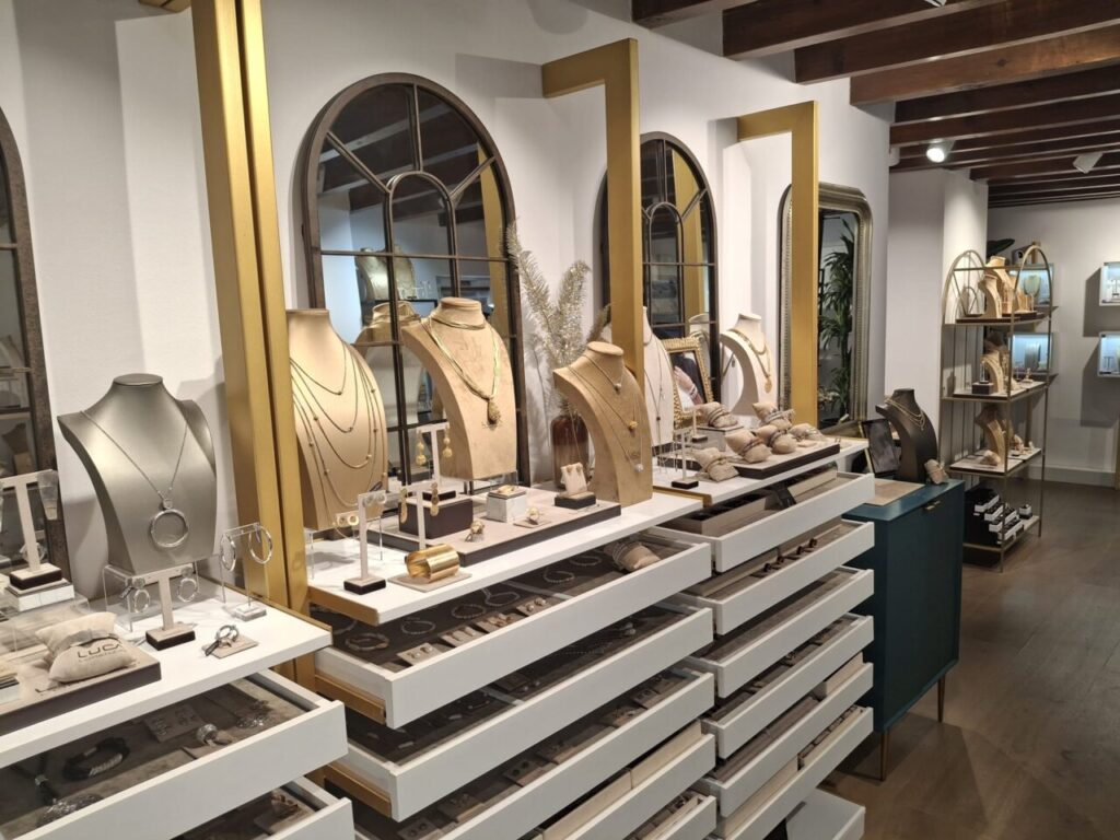 Exposición de joyas en la tienda de Luca Lorenzini con exhibidores elegantes.