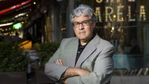 Juan Manuel de Prada posando en un entorno urbano con brazos cruzados