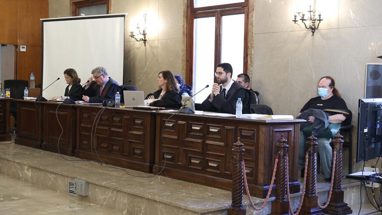 El pediatra que atendió al bebé arrojado a un contenedor en Porto Cristo cree que nació vivo