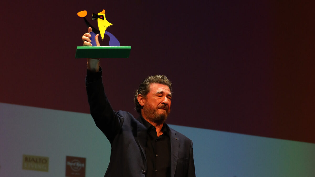 Julio Medem sosteniendo un premio en el festival Evolution