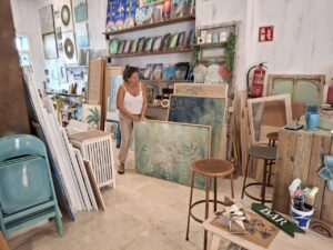 Karina Cappato organizando sus obras en su estudio artístico