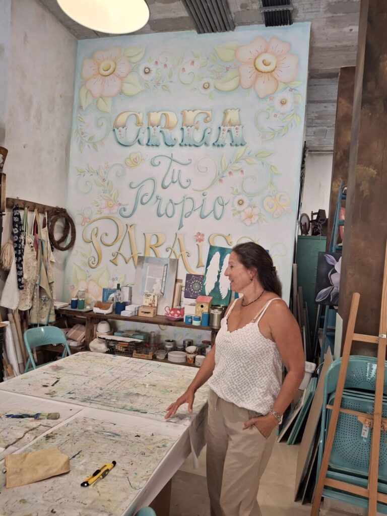 Karina Cappato en su taller rodeada de materiales artísticos