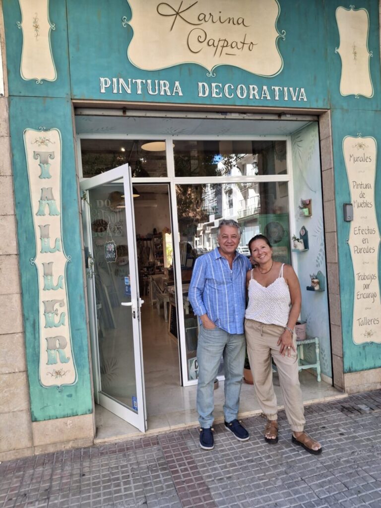 Karina Cappato y Xisco Barceló en el taller de pintura decorativa