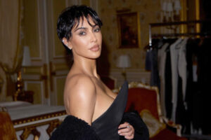 Kim Kardashian posando en un evento de moda con un vestido negro