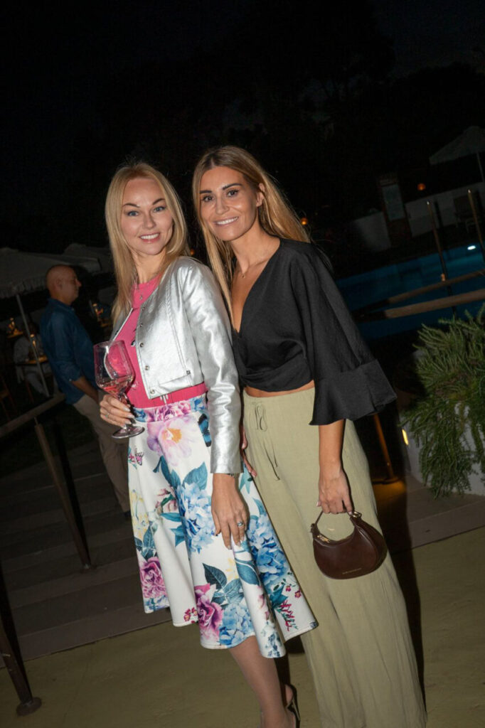 Dos mujeres sonrientes en la celebraci&oacute;n del tercer aniversario del Kimpton Aysla Mallorca.