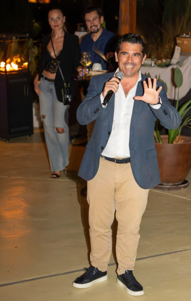 Celebraci&oacute;n del tercer aniversario en Kimpton Aysla Mallorca con invitados disfrutando