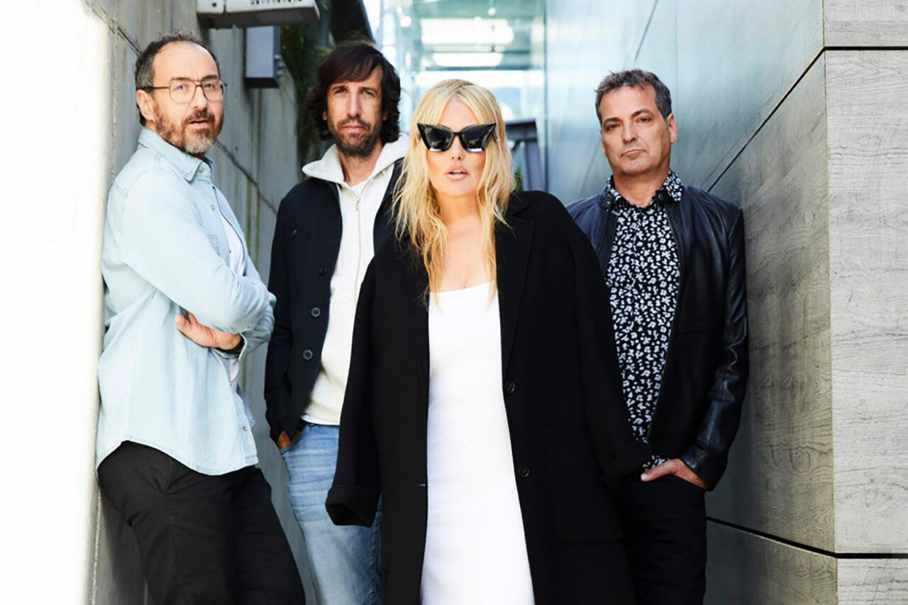 La Oreja de Van Gogh con Amaia Montero en una sesi&oacute;n de fotos