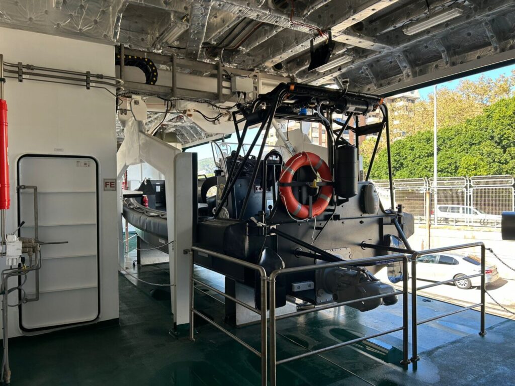 Lancha auxiliar en el buque Duque de Ahumada para interceptaci&oacute;n de pateras