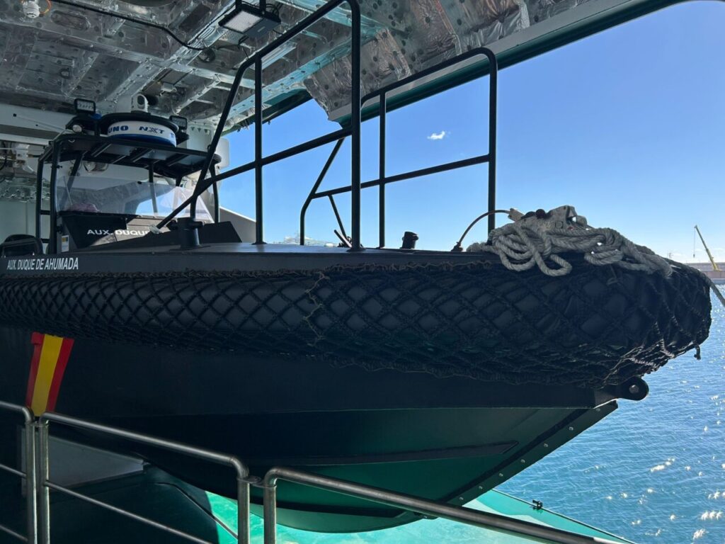 Lancha auxiliar del buque Duque de Ahumada en el puerto