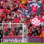 Aficionados del RCD Mallorca animando en el estadio con banderas