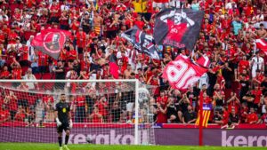 Aficionados del RCD Mallorca animando en el estadio con banderas