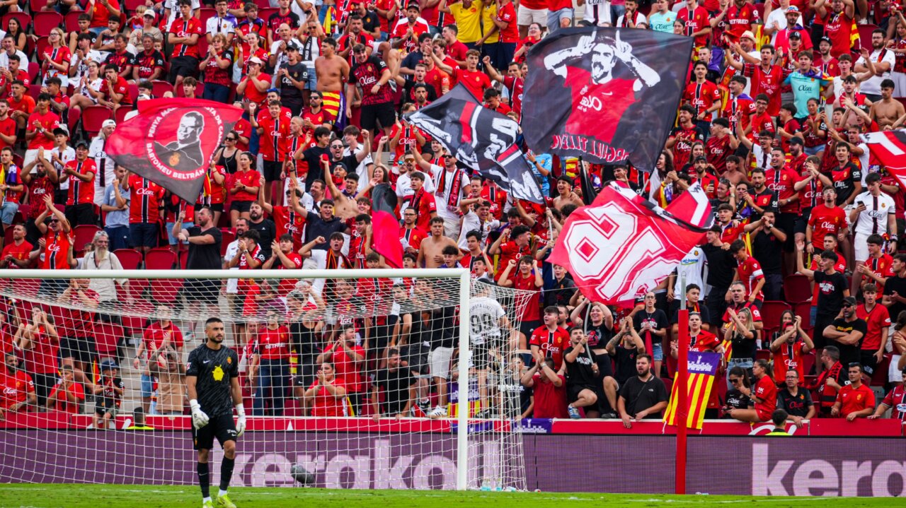 Aficionados del RCD Mallorca animando en el estadio con banderas