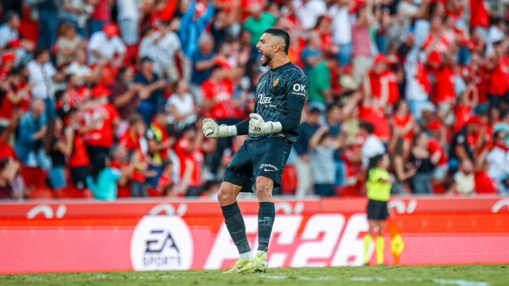 Portero del RCD Mallorca celebrando con los aficionados en el estadio.