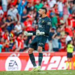 Portero del RCD Mallorca celebrando con los aficionados en el estadio.